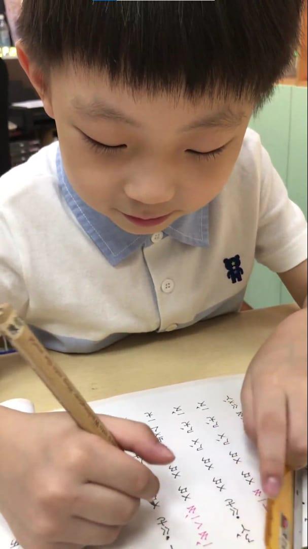 認真學習的學生