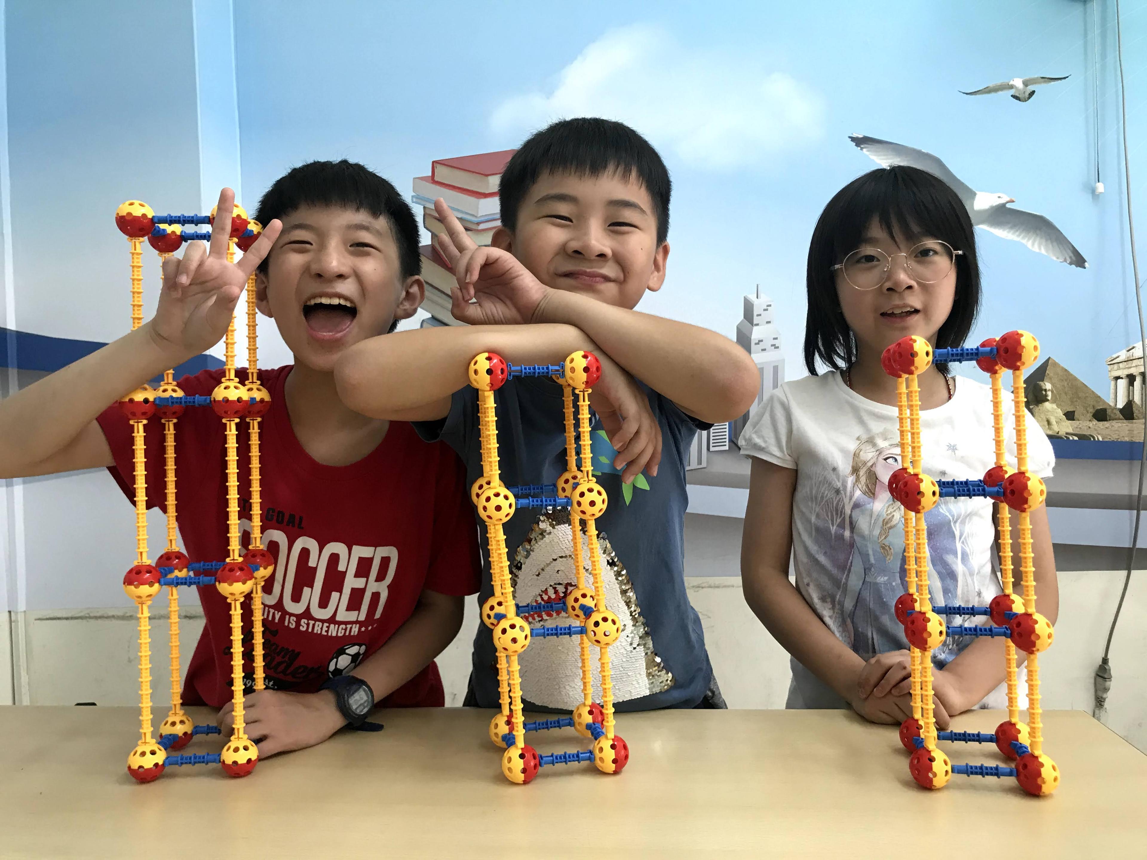 孩子在班上開心動手學