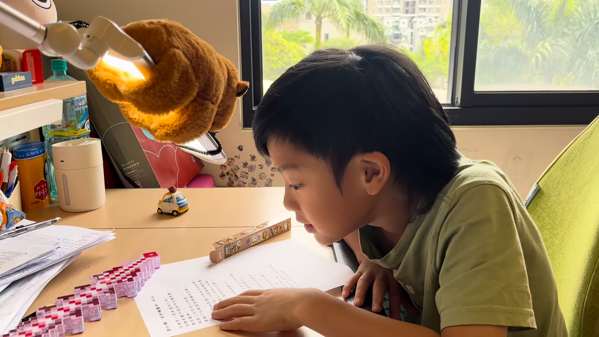 孩子在家開心閱讀