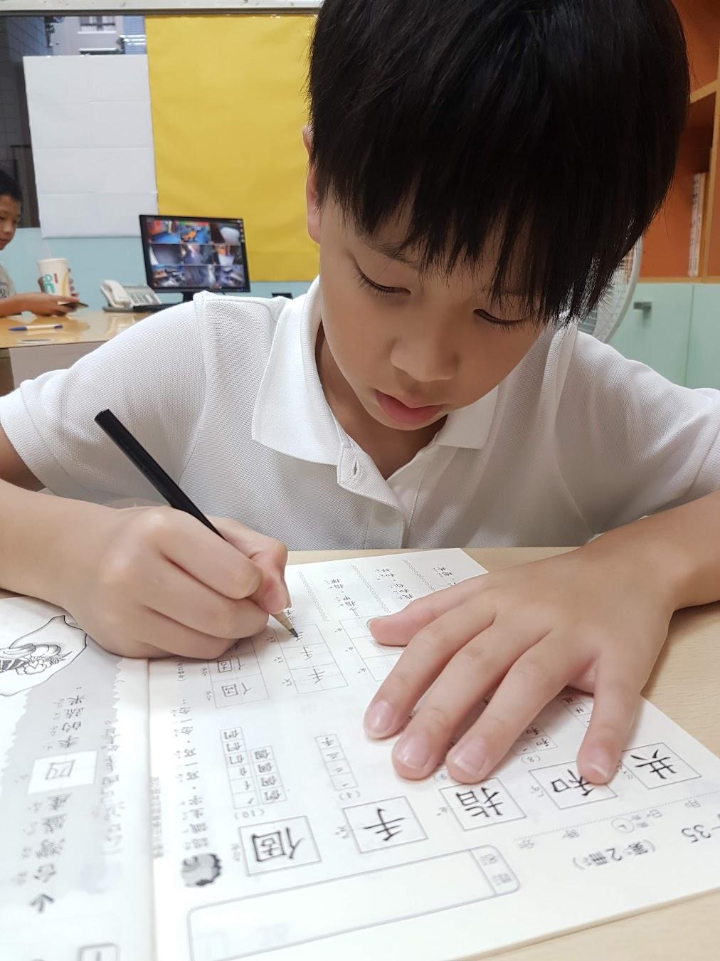 孩子練習注音書寫